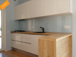 Белая глянцевая кухня без ручек, с древоподобной столешницей Egger. Видео.