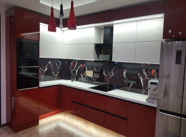Красно-белая кухня без ручек с крашеными фасадами МДФ