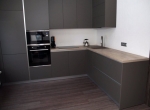 Угловая кухня без ручек, до потолка, с фасадами AGT 726 Soft Touch(Темно-серый шелк)