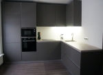 Угловая кухня без ручек, до потолка, с фасадами AGT 726 Soft Touch(Темно-серый шелк)
