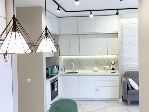 Белая встроенная кухня на заказ с крашеными фасадами МДФ и проходной ручкой (кухня без ручек). Кухня под потолок Ирпень