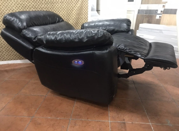 Чорне крісло реклайнер з електроприводом для SPA
