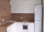 Белая кухня с деревянной столешницей. Кухня без ручек до потолка в ЖК Respublika