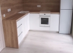 Белая кухня с деревянной столешницей. Кухня без ручек до потолка в ЖК Respublika